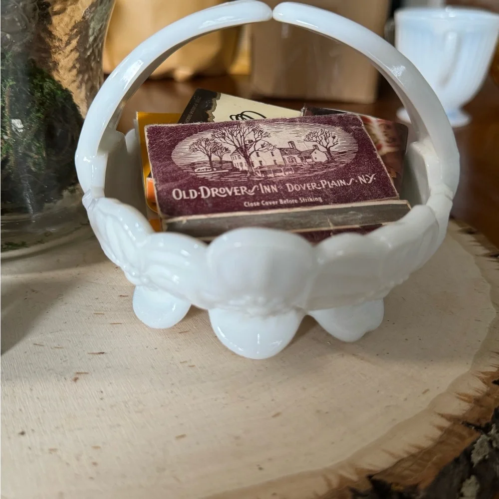 Vintage Westmoreland Dogwood White‎ Milk Glass Split Handle Basket